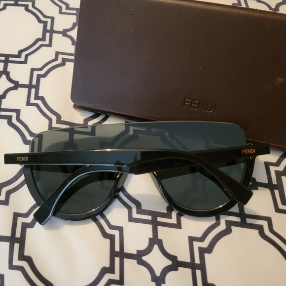 Fendi sunglasses with pearls for women - Picture 2 of 2